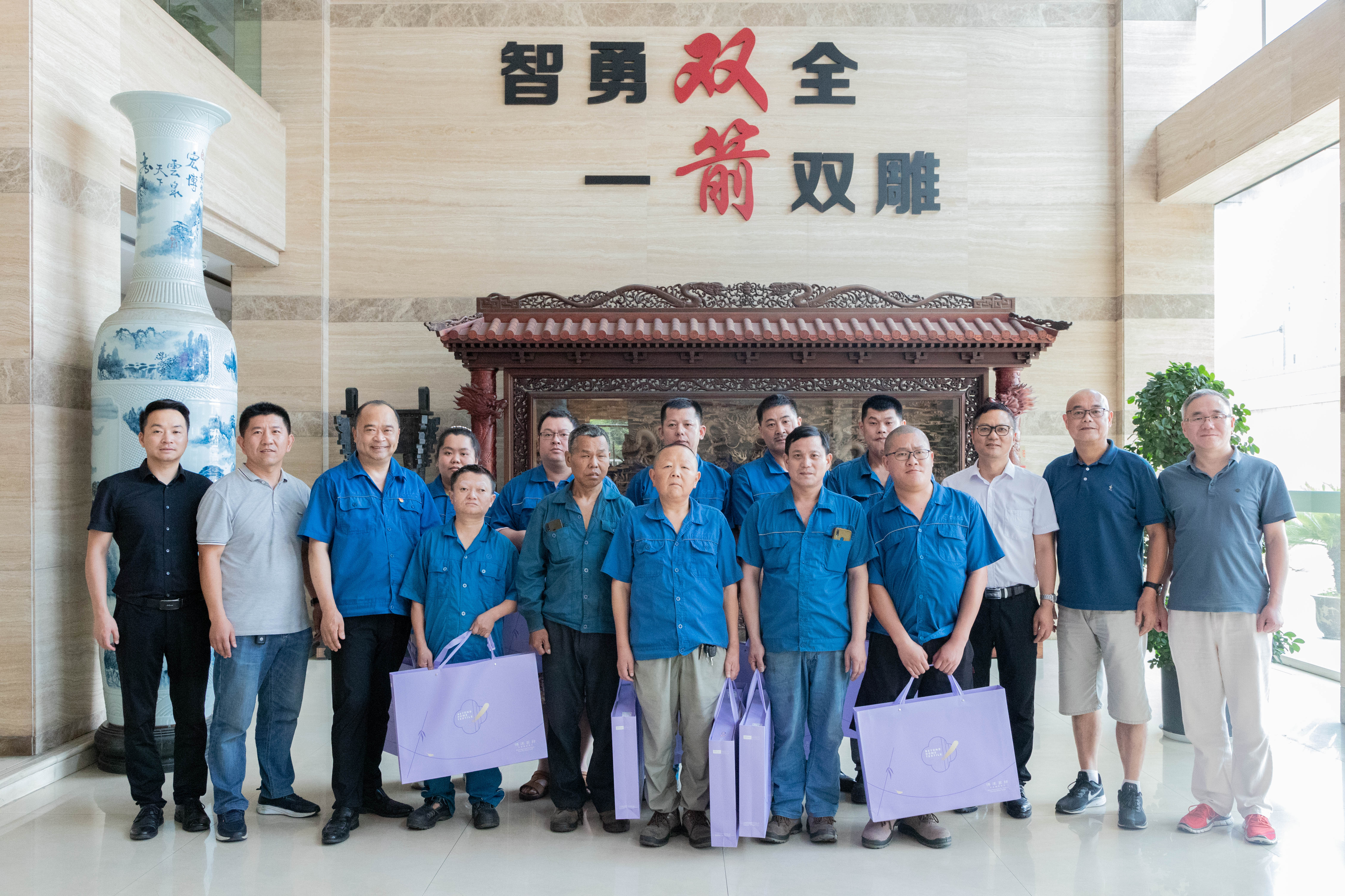 嘉興市殘疾人集中就業(yè)企業(yè)促進(jìn)會(huì)秘書長(zhǎng)魯慶民一行蒞臨雙箭走訪慰問(wèn)